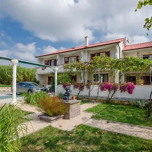 Helena Apartman